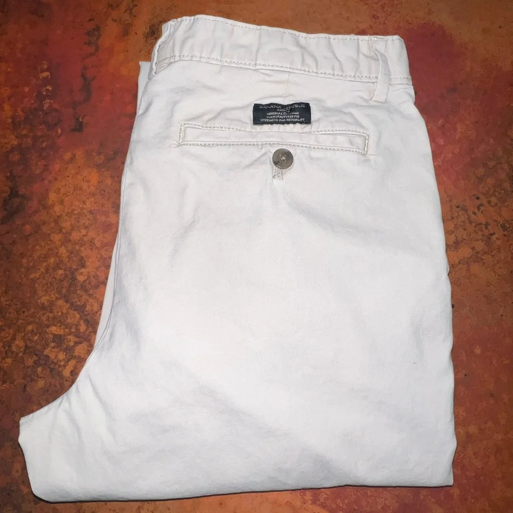 Men’s Banana Republic Slim Lived-In Chino in Size 31/32 & Shade Oyster Pearl